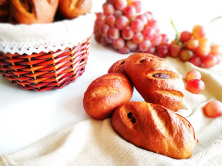 16、葡萄干红糖欧包,甜而不腻。