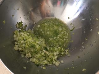 6、松软好吃的包子（附完整馅料制作方子）,用手沥出白菜里的水