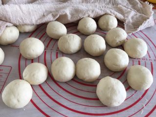 15、松软好吃的包子（附完整馅料制作方子）,所有的面团都揉好，用保鲜膜或者餐布盖着，以防表面变干。