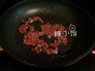 2、辣肠芝心炸饭团,萨拉米肠25G切小丁,加少许油用大火翻炒一下,加入150G米和500ML高汤