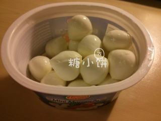 6、辣肠芝心炸饭团,新鲜的马苏里拉奶酪,专门买的迷你的,大小正好,不用处理