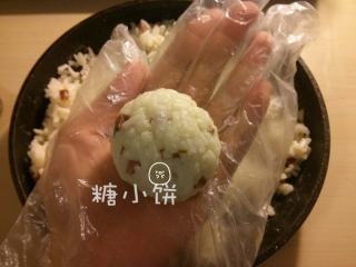 8、辣肠芝心炸饭团,包起来,捏紧成饭团,全部处理好所有的