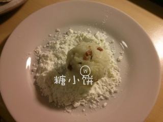 9、辣肠芝心炸饭团,捏好的饭团表面裹上一层淀粉,全部滚好