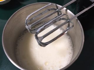 3、双色戚风蛋糕,鸡蛋分离出蛋白和蛋黄，蛋白中加入柠檬汁，用打蛋器高速搅打30圈，蛋白出现粗泡加入细砂糖30克。