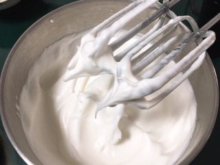 6、双色戚风蛋糕,再搅打50圈，硬挺的蛋白霜就完成了，蛋白直立的小尖峰。