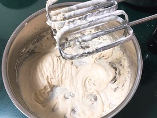 9、双色戚风蛋糕,用打蛋器低速搅拌至糊状。