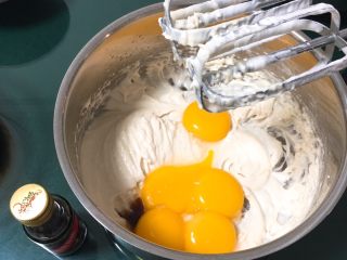 10、双色戚风蛋糕,加入蛋黄和香草精，也用打蛋器搅拌。