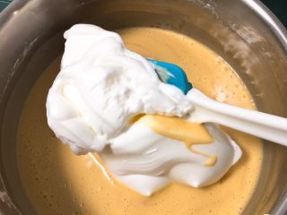 12、双色戚风蛋糕,取三分之一的蛋白进蛋黄糊中。