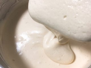 15、双色戚风蛋糕,继续翻拌50次左右，蛋糕糊就完成了。