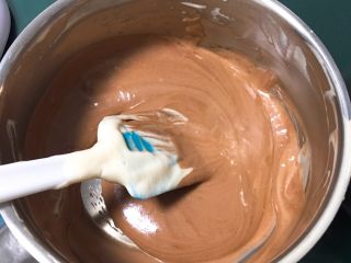 16、双色戚风蛋糕,再取四分之一的蛋糕糊倒入巧克力糊中翻拌均匀。