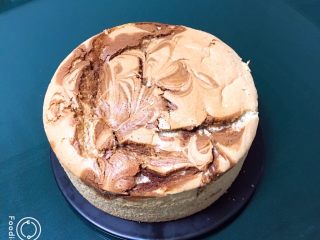 21、双色戚风蛋糕,用手工脱模蛋糕才会漂亮。