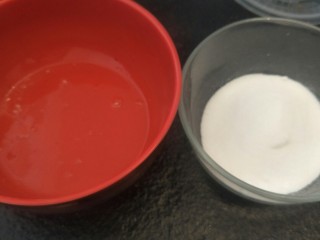 1、奶油生日蛋糕（无需抹面）,三个鸡蛋蛋清，蛋黄分离分三次加入细砂糖的打发蛋白