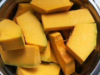 1、三色芋圆   鲜芋仙,准备好南瓜，芋头，紫薯，洗干净削去外皮