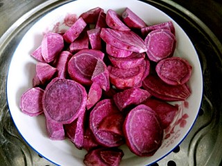 2、三色芋圆   鲜芋仙,切成片上锅，大火蒸15分钟