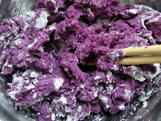 3、三色芋圆   鲜芋仙,蒸软之后用勺子压成泥，用筷子一边搅拌一边加入木薯粉。南瓜的水分很大，建议用不粘锅把水分收一收再做，不然口感会很硬