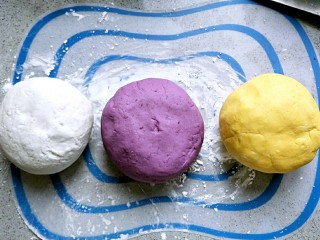 4、三色芋圆   鲜芋仙,木薯粉加到不粘手，可以揉成团的程度