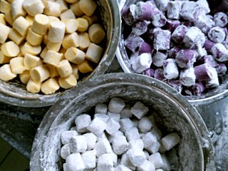 5、三色芋圆   鲜芋仙,分别搓成长条，再切成小块。不嫌麻烦的可以揉成球，考验耐力的时候到了