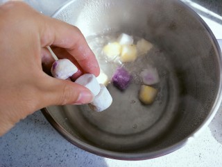 6、三色芋圆   鲜芋仙,锅内烧开水，一定要开水下锅