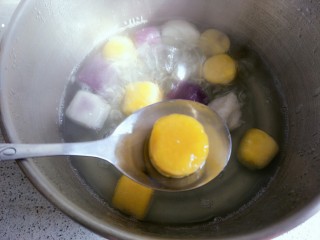 7、三色芋圆   鲜芋仙,煮五六分钟，可以看见芋圆都涨起来，变成小胖子