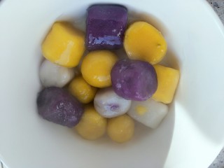 8、三色芋圆   鲜芋仙,捞出以后过冷水，多过几遍口感会更Q弹