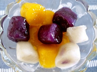 9、三色芋圆   鲜芋仙,芋圆放入容器内，是不是很漂亮