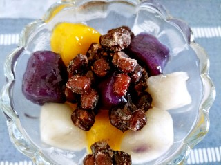 10、三色芋圆   鲜芋仙,加入蜜豆，或者葡萄干