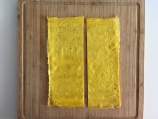 2、沙拉花束,蛋皮一分为二，成两个大约6厘米宽的长条