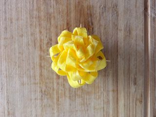 5、沙拉花束,卷好后用两个牙签固定