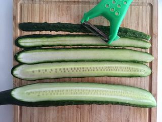6、沙拉花束,黄瓜用刮皮器刮成长片，注意刮薄一点