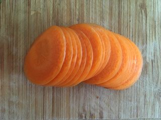 16、沙拉花束,胡萝卜切薄片，越薄越好