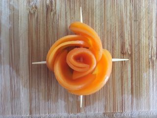 19、沙拉花束,所有胡萝卜片都对折，依次串在相邻的两根牙签上，一片压一片的串上并收紧。图片未收紧 方便大家查看