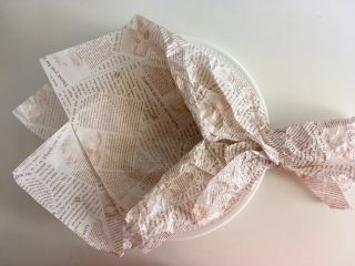 25、沙拉花束,把油纸整理成包装花束的样子。我用的是面包纸托盘纸，常见的油纸通常都是白色的，也可以的～放些小点缀或者就那样也不错