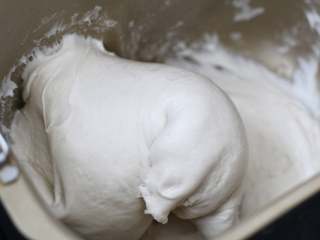 1、家常椒盐饼,将热水分几次的加入面粉中，一边加一边用筷子顺时针搅拌，面团会有点黏，不过不用上手，只要用筷子拌匀了就可以，我偷懒用了面包机。搅成面团后盖上盖子或者保鲜膜醒十分钟，这个不是发酵，根本没放酵母，千万别把醒面和发酵混为一谈