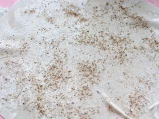 4、家常椒盐饼,在面片上均匀的刷一层花生油，不要用玉米油、葵花籽油，烙出的饼不香，再不济也要用大豆油好吧？然后撒上椒盐和盐，这个分量按照个人口味添加，椒盐自己做的味道更浓，图省事儿买现成的也行