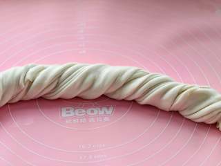 6、家常椒盐饼,折好后拧成麻花状，也不要拧的太过头，打出褶子就可以了