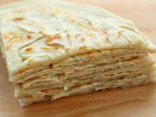 11、家常椒盐饼,吃的时候直接食用或者用刀切成小块都可以