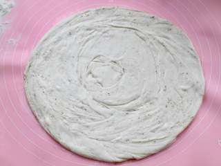 8、家常椒盐饼,再用擀面杖擀成饼状，这时候就不需要擀的太薄了