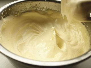 7、黑森林蛋糕,打发好的蛋糊，比直接全蛋打发要快而且更稳定。