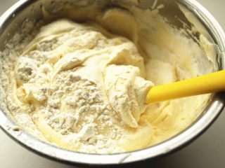 9、黑森林蛋糕,兜底翻拌。