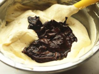 15、黑森林蛋糕,再倒回到剩余的蛋糕糊内。