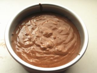 17、黑森林蛋糕,倒入6寸蛋糕模内，震几下模具震出大泡。