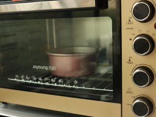 18、黑森林蛋糕,烤箱提前预热，上管120度，下管140度，放下层，烤40分钟。