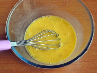 2、原味蒸蛋糕,将鸡蛋打散。