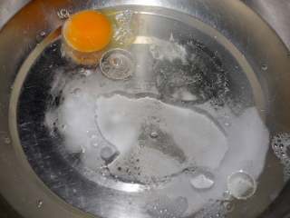 2、家常油条怎么炸 老师傅分享的方子 让你在家轻松做出好吃的油条,另找一个容器，称出配方所需的水、鸡蛋、小苏打、盐和油。