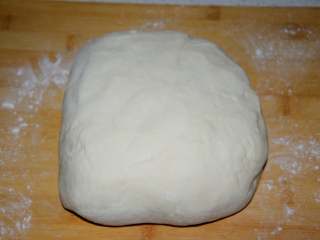 7、家常油条怎么炸 老师傅分享的方子 让你在家轻松做出好吃的油条,第三次揣面完成之后就可以进行分面了，操作台上撒点面粉防粘。