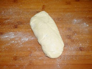 10、家常油条怎么炸 老师傅分享的方子 让你在家轻松做出好吃的油条,第二天一早取出静置好的面团，可以提前半个小时从冰箱里拿出，回回温。案板上撒薄粉防粘，把面团稍微滚下就行了，醒好的面千万不要再揉搓了。