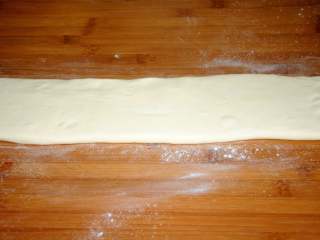 11、家常油条怎么炸 老师傅分享的方子 让你在家轻松做出好吃的油条,面团很软，可以双手托着轻轻的拉长，动作要轻柔些，再用擀面杖从中间向两端擀擀。整个面展开的宽度不要太大，家里的锅都不大，面胚做的太大了又拉不太长，会导致炸的比较厚，膨胀不开来。