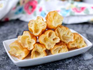 16、家常油条怎么炸 老师傅分享的方子 让你在家轻松做出好吃的油条,看油条内部，是不是蓬松多孔，这样吃起来的口感才会一级棒。