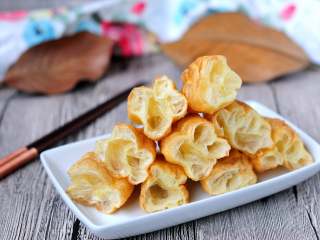 17、家常油条怎么炸 老师傅分享的方子 让你在家轻松做出好吃的油条,外形不输于早餐店卖的，口感和味道就更别提了，秒杀。