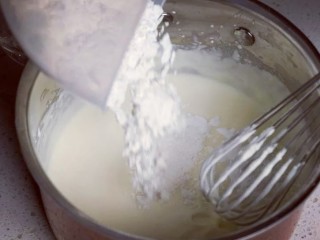 6、半熟芝士,加入低筋粉和玉米淀粉